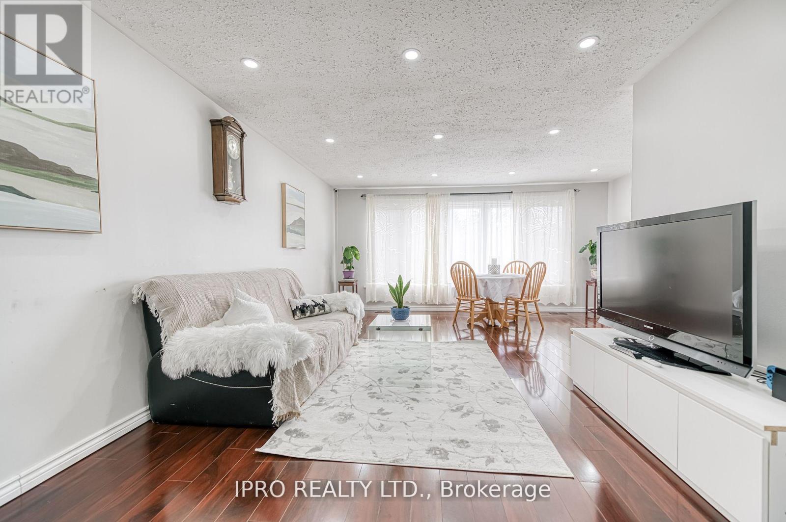49 Ascot Avenue, Brampton (Avondale), Ontario  L6T 2P3 - Photo 9 - W12142496