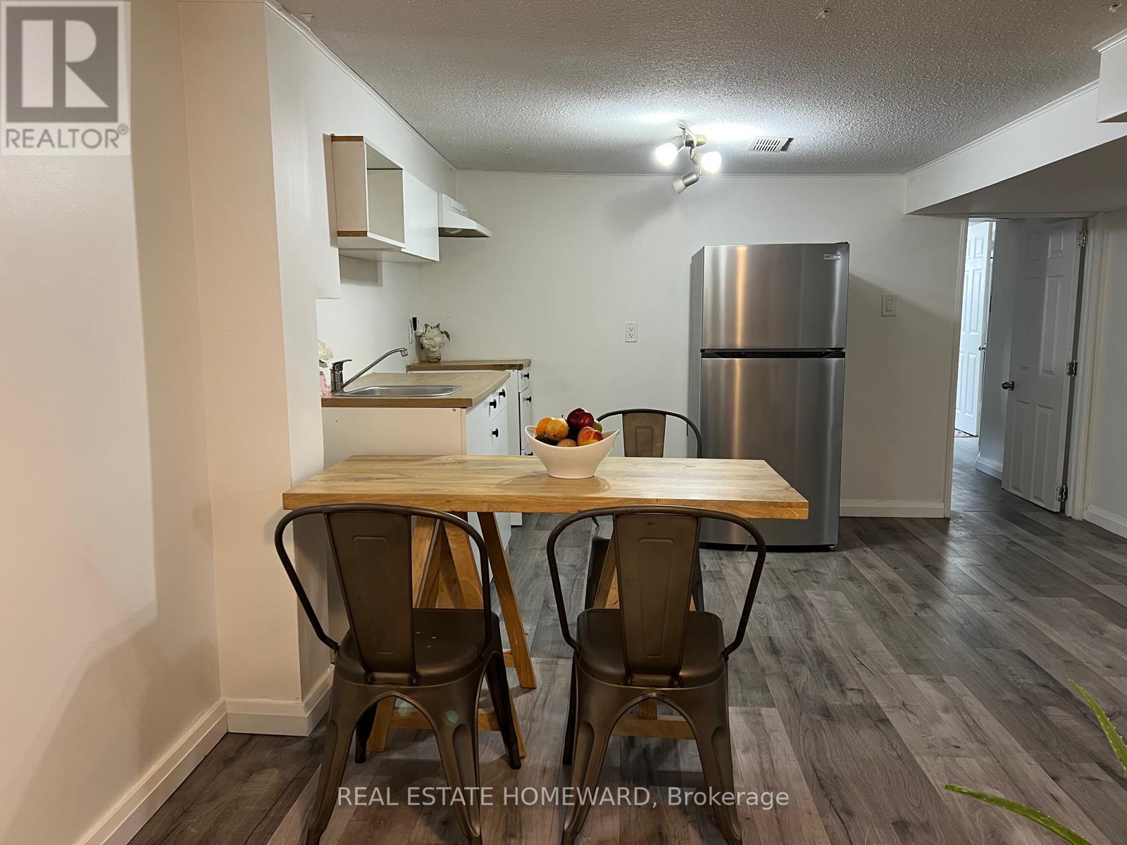 40 Kirknewton Road, Toronto (Caledonia-Fairbank), Ontario  M6E 3Y1 - Photo 4 - W12142520