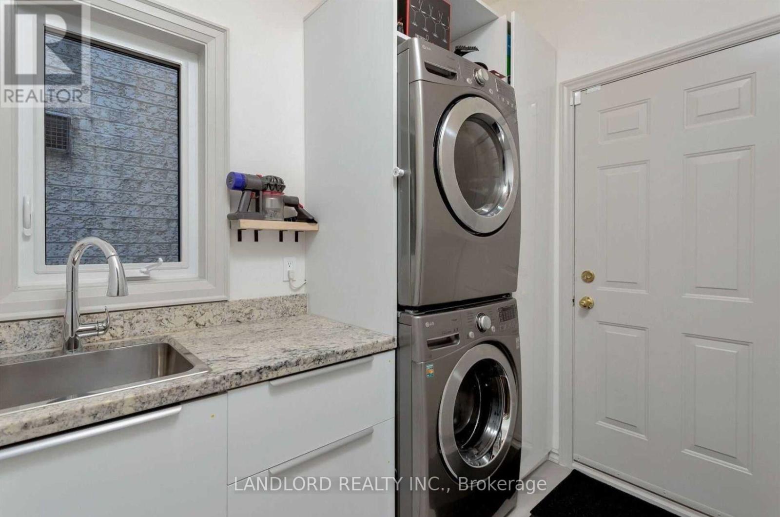 2158 Pinevalley Crescent, Oakville, Ontario  L6H 6L7 - Photo 19 - W12142550