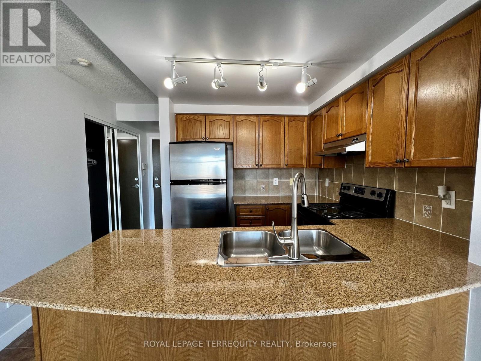 1203 - 9 George Street N, Brampton, Ontario  L6X 0T6 - Photo 6 - W12141248