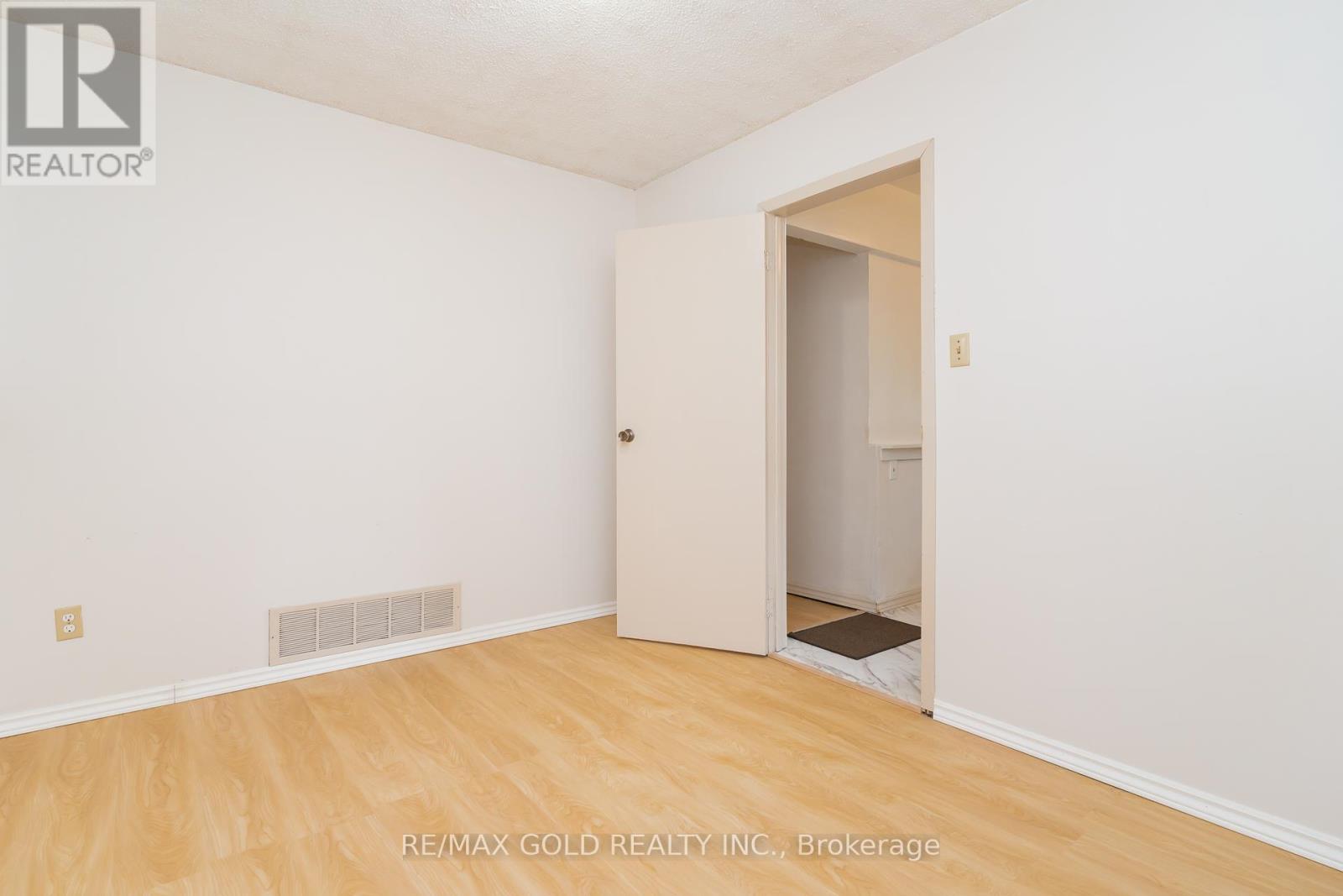 68 Montjoy Crescent, Brampton, Ontario  L6S 3E7 - Photo 13 - W12140876