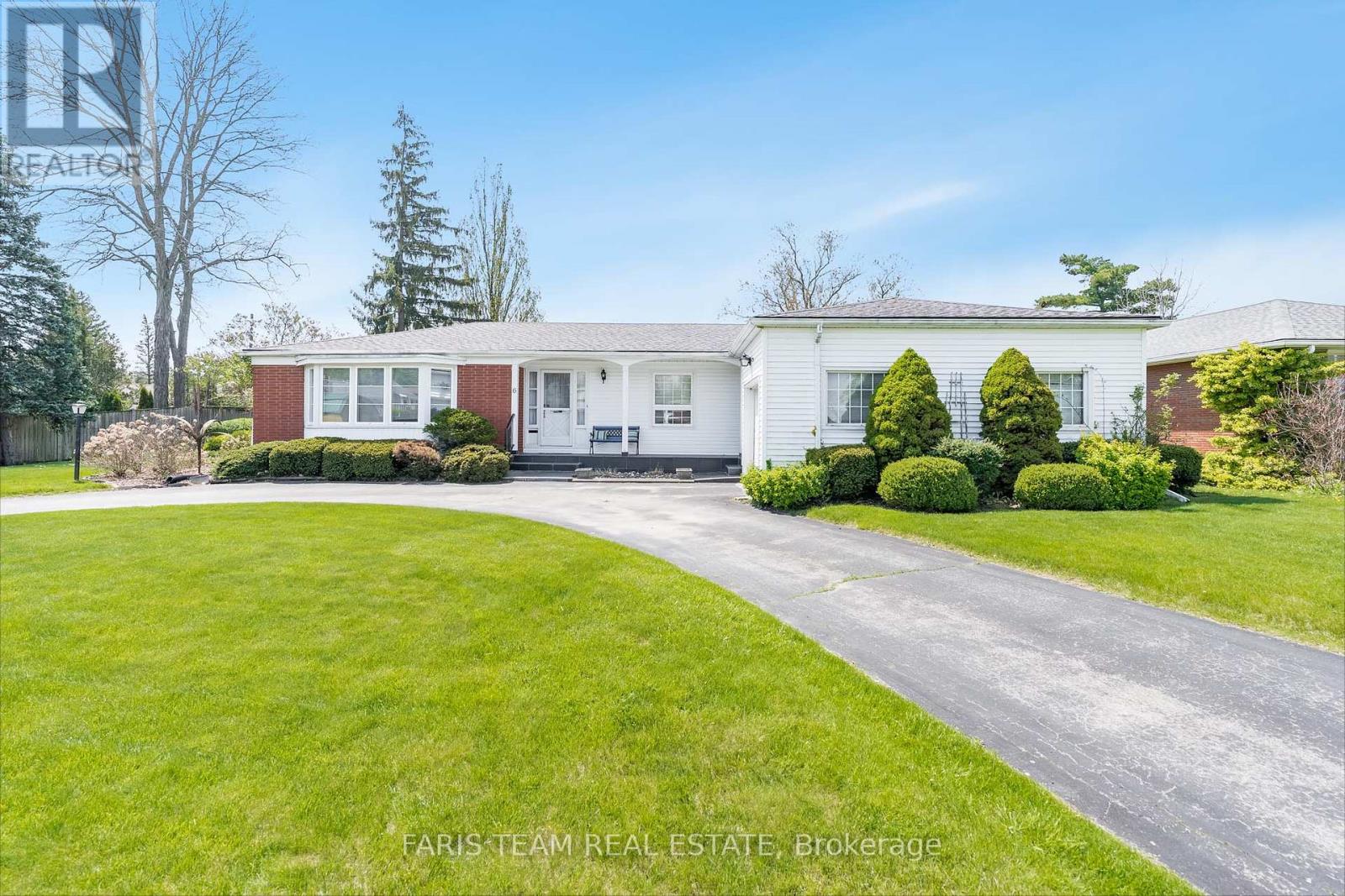6 Glendale Drive, Welland, Ontario  L3C 4Y6 - Photo 2 - X12142553