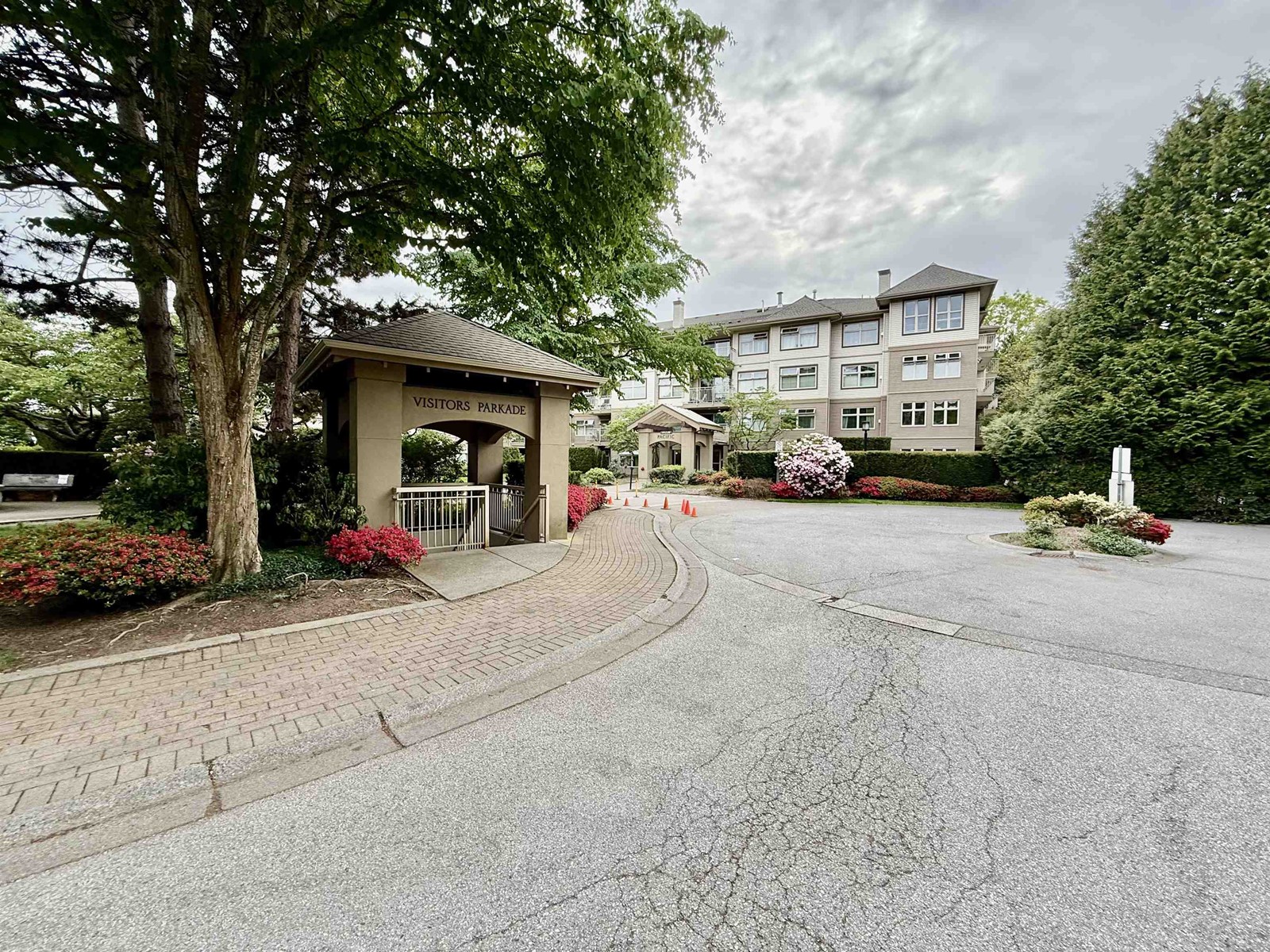 311 15220 Guildford Drive, Surrey, British Columbia  V3R 0Y6 - Photo 1 - R3000656