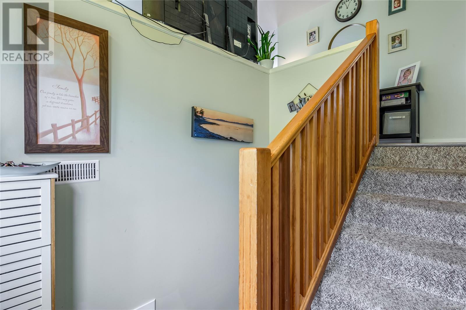 Property at 127 Delvecchio Rd image 5