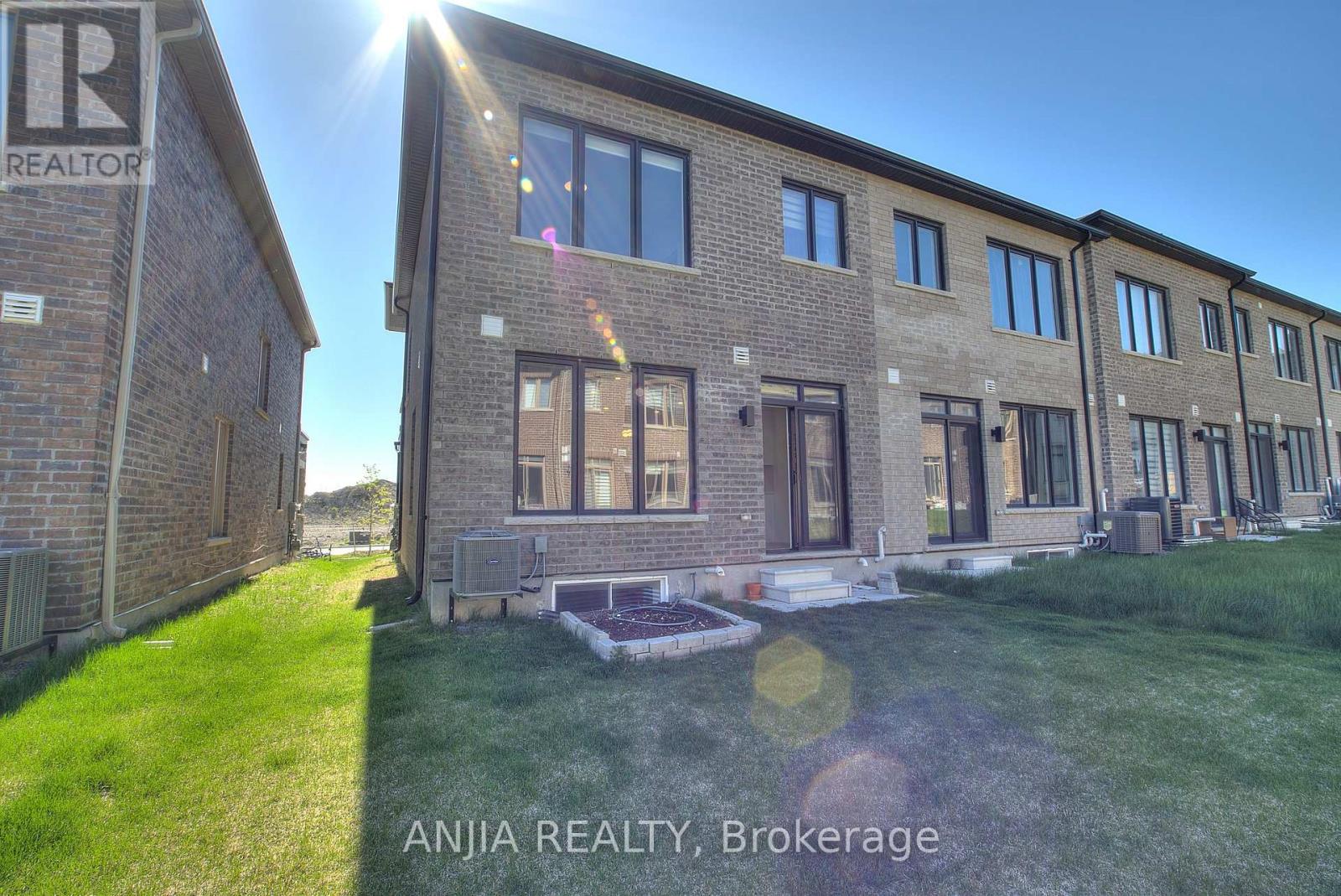 69 Freeman Williams Street, Markham, Ontario  L6C 3K4 - Photo 4 - N12142697