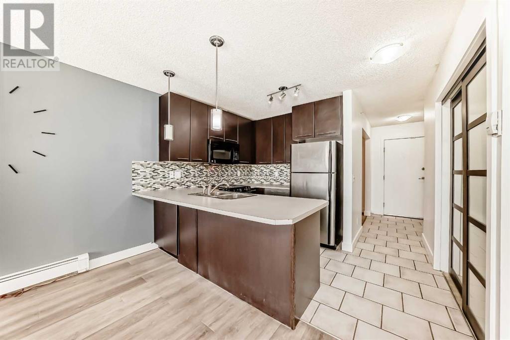 Property at 446, 35 Richard Court SW image 3