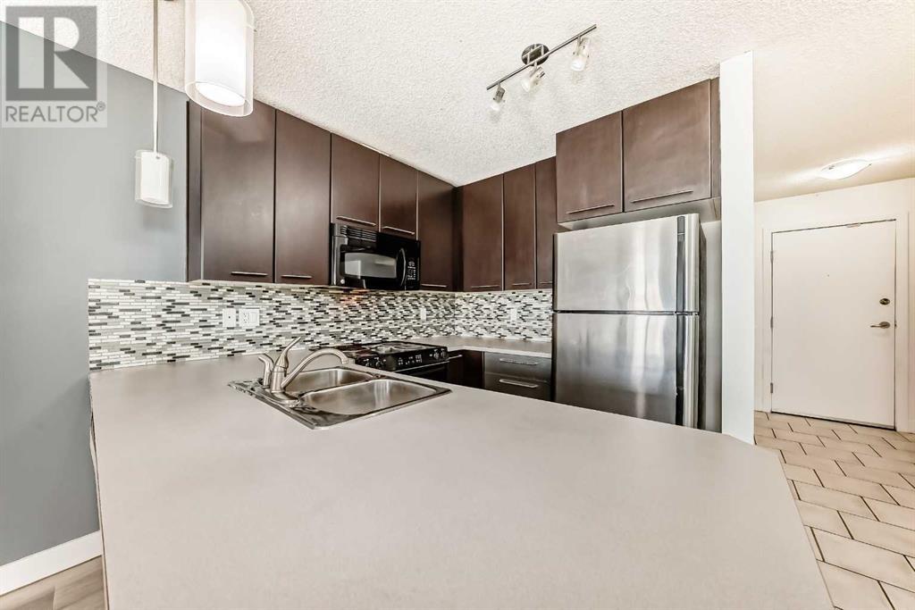 Property at 446, 35 Richard Court SW image 4