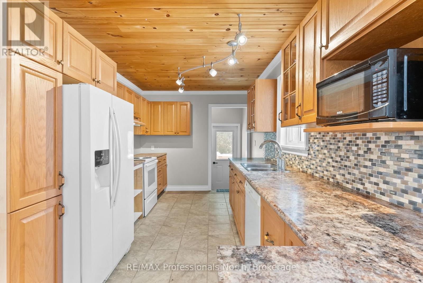 305 Falcon Road, Huntsville, Ontario  P1H 1N3 - Photo 5 - X11969754