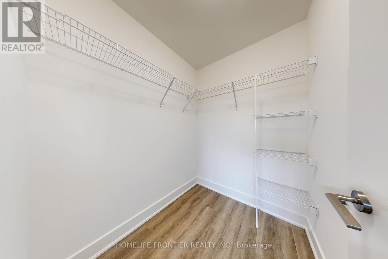220 - 185 Deerfield Road, Newmarket, Ontario  L2Y 0G7 - Photo 11 - N12142781