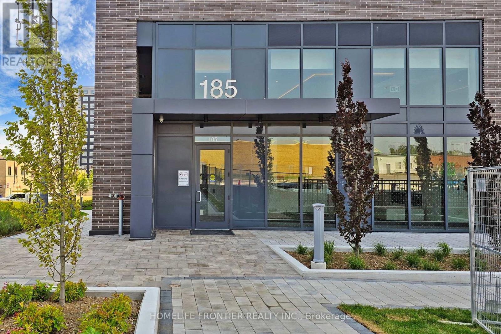 220 - 185 Deerfield Road, Newmarket, Ontario  L2Y 0G7 - Photo 2 - N12142781