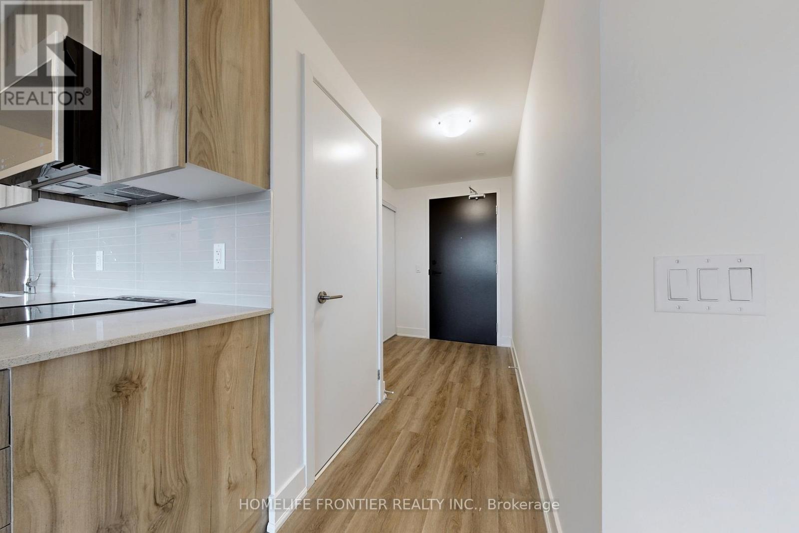 220 - 185 Deerfield Road, Newmarket, Ontario  L2Y 0G7 - Photo 4 - N12142781