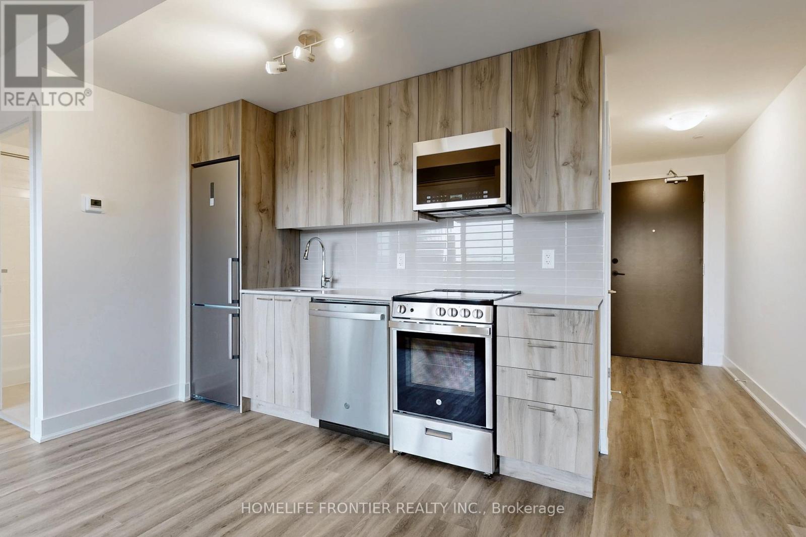 220 - 185 Deerfield Road, Newmarket, Ontario  L2Y 0G7 - Photo 5 - N12142781