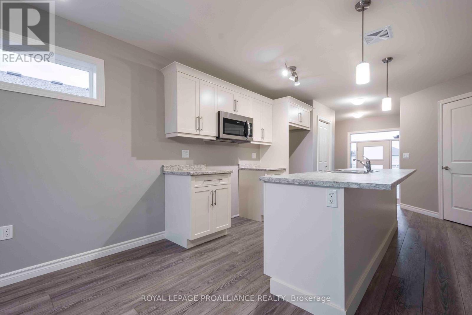 45 Dewal Place, Belleville, Ontario  K8P 0H3 - Photo 8 - X12133095