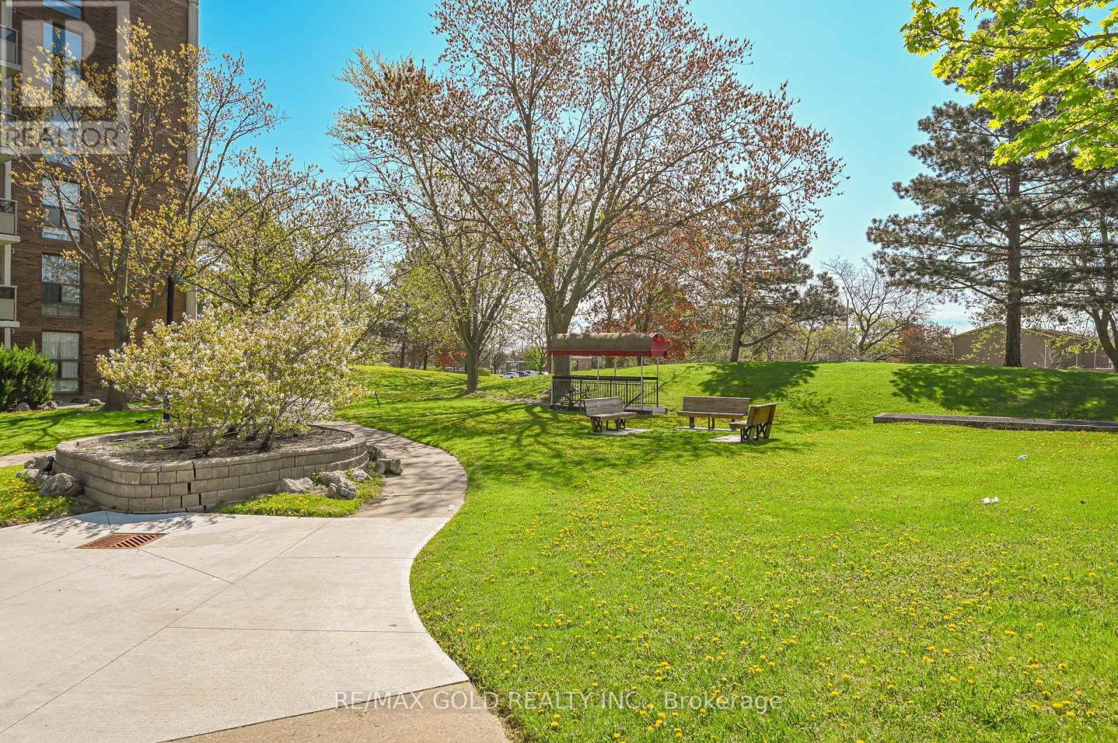 1807 - 4 Kings Cross Road, Brampton (Queen Street Corridor), Ontario  L6T 3X8 - Photo 5 - W12142470