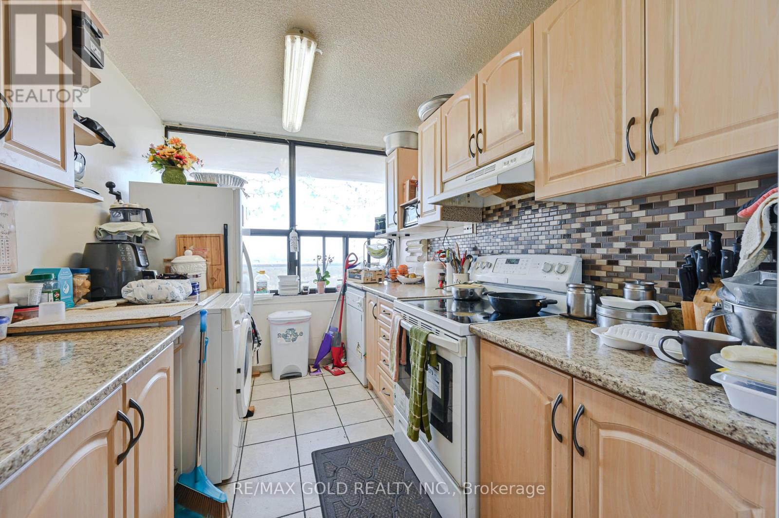 1807 - 4 Kings Cross Road, Brampton (Queen Street Corridor), Ontario  L6T 3X8 - Photo 15 - W12142470