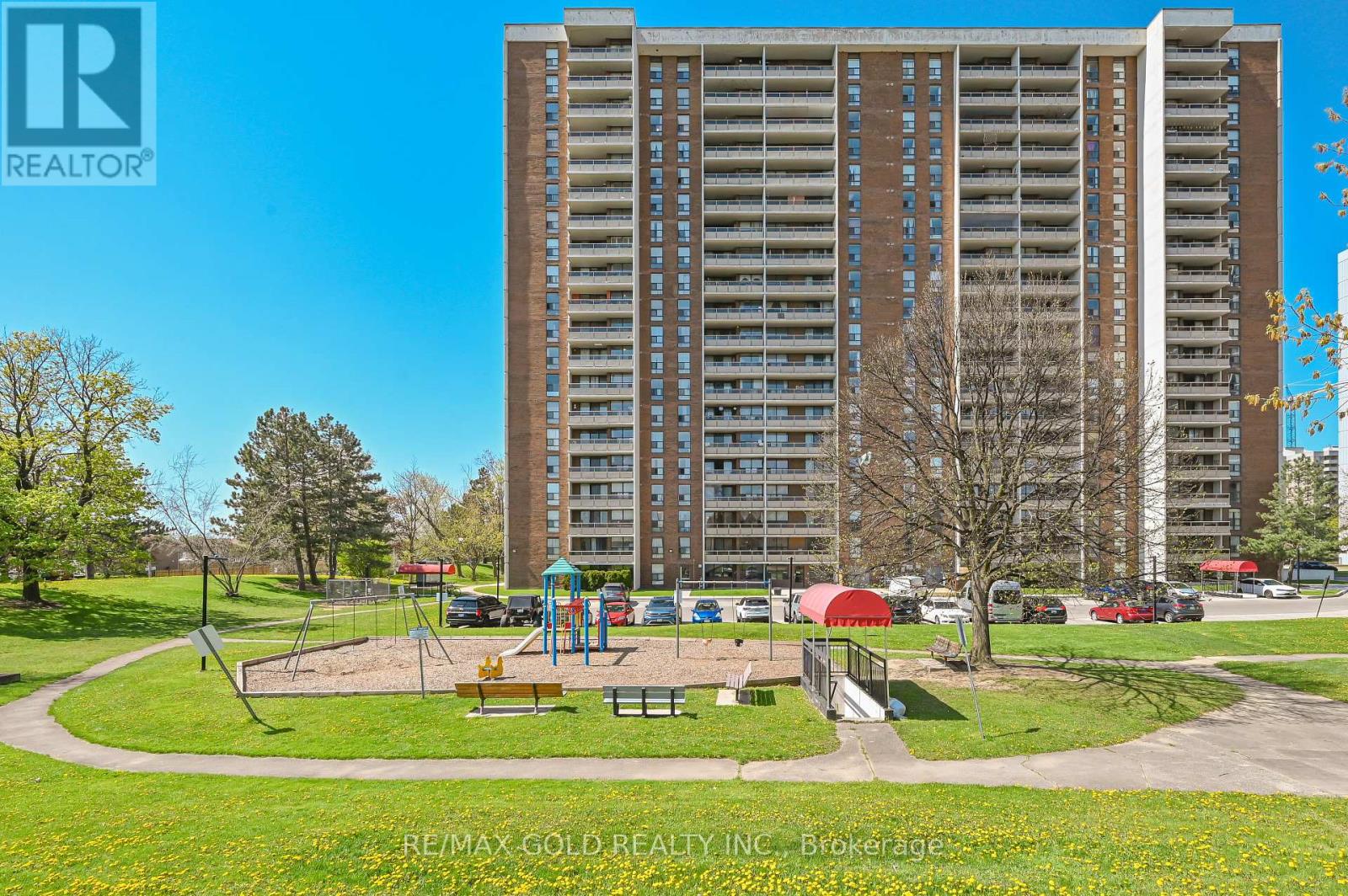 1807 - 4 Kings Cross Road, Brampton (Queen Street Corridor), Ontario  L6T 3X8 - Photo 4 - W12142470
