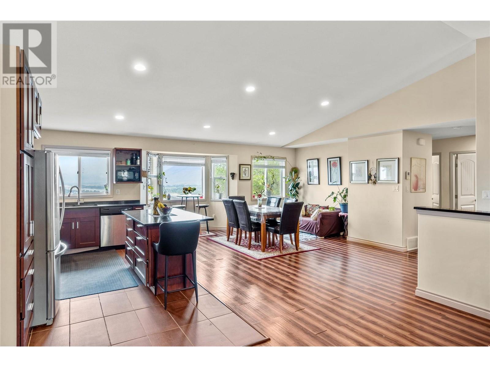 Property at 620 HEMLOCK Street image 3