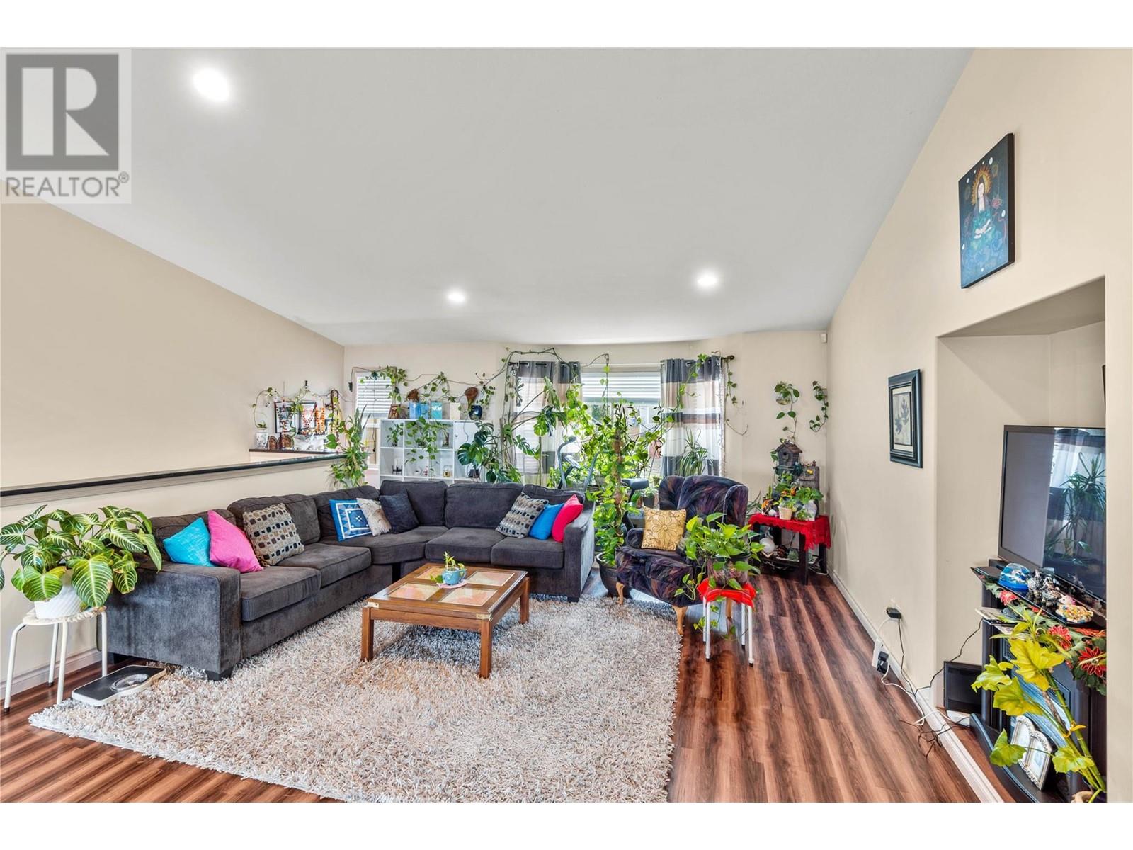 Property at 620 HEMLOCK Street image 5