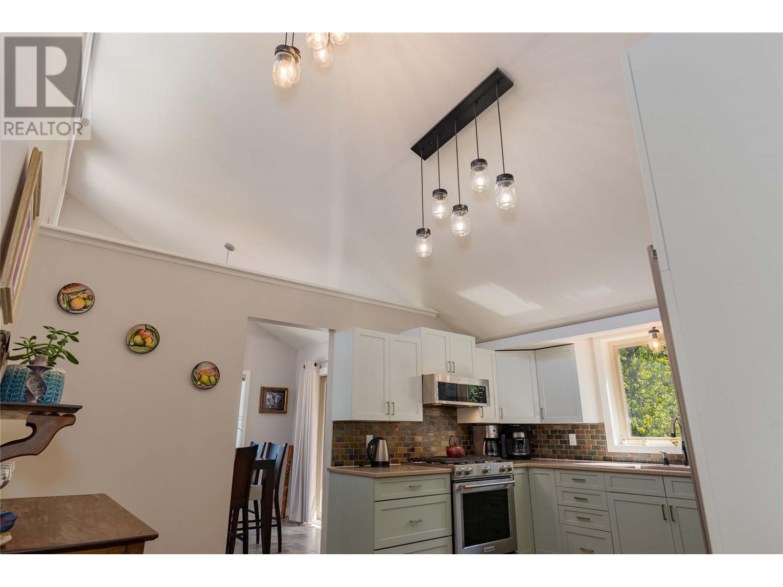 1577 Victoria Avenue, Rossland, British Columbia  V0G 1Y0 - Photo 3 - 10347301