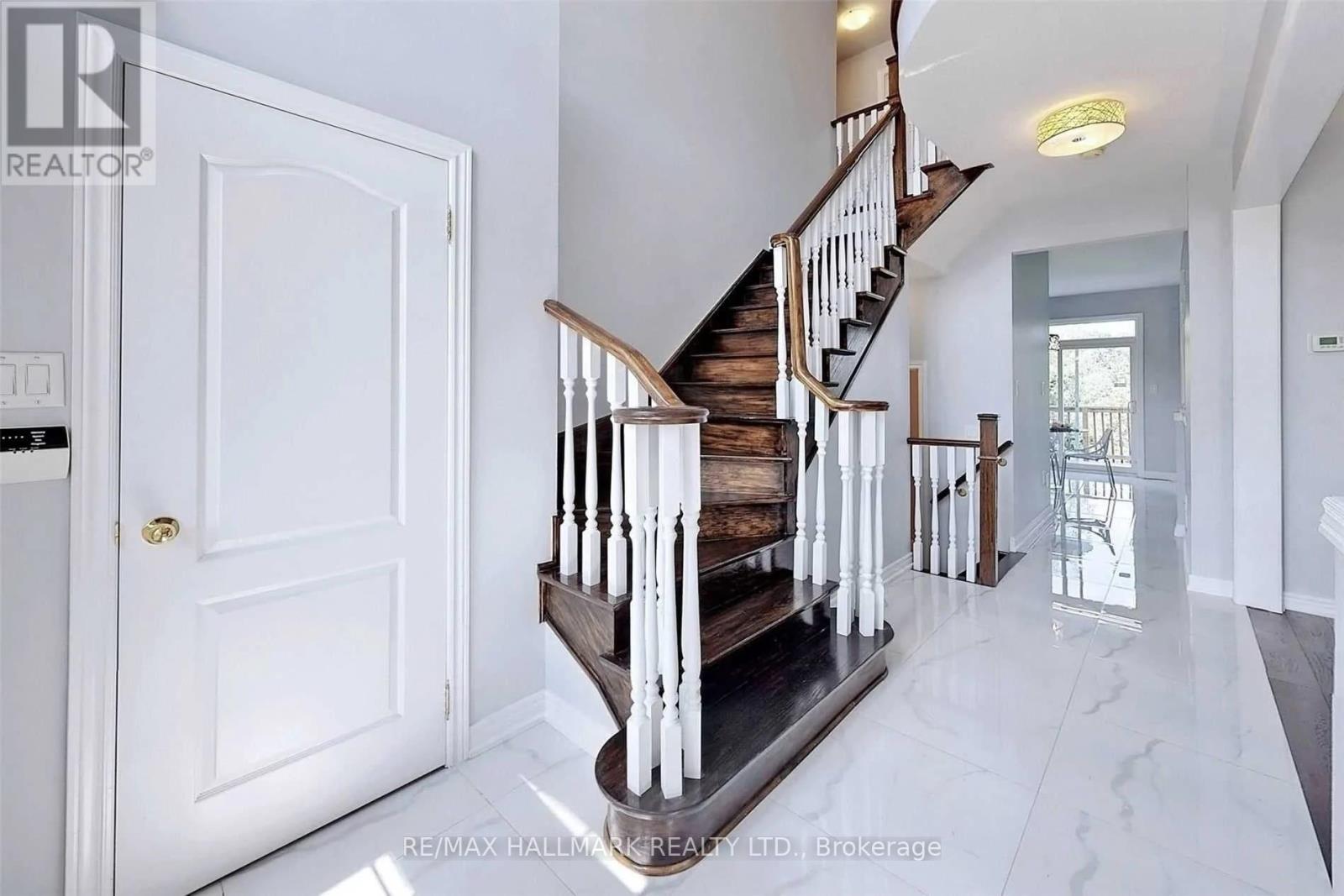 160 Tower Hill Road, Richmond Hill, Ontario  L4E 4M1 - Photo 2 - N12142956