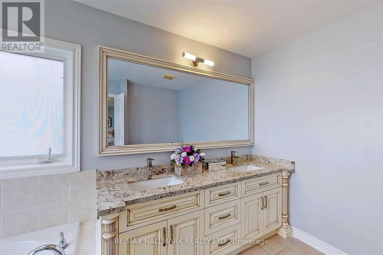 160 Tower Hill Road, Richmond Hill, Ontario  L4E 4M1 - Photo 8 - N12142956
