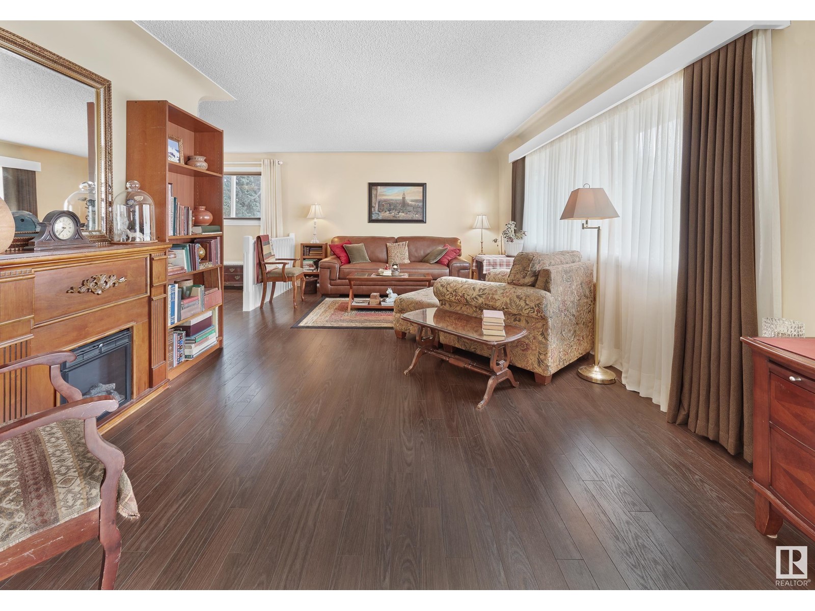 Property at 14304 89A AV NW image 4