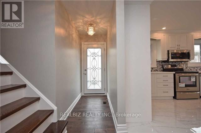 3316 Queen Frederica Drive, Mississauga, Ontario  L4Y 3B2 - Photo 2 - W12118619