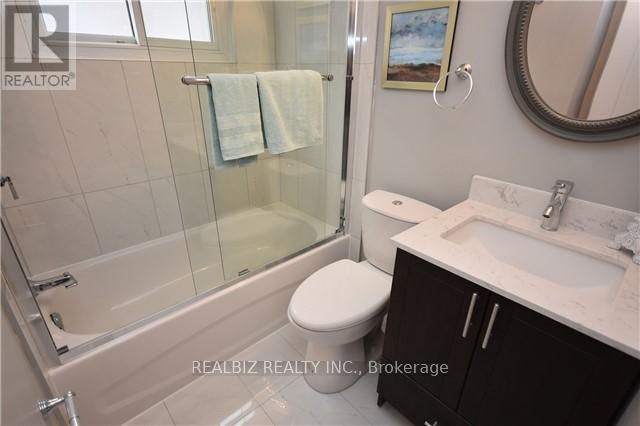 3316 Queen Frederica Drive, Mississauga, Ontario  L4Y 3B2 - Photo 4 - W12118619