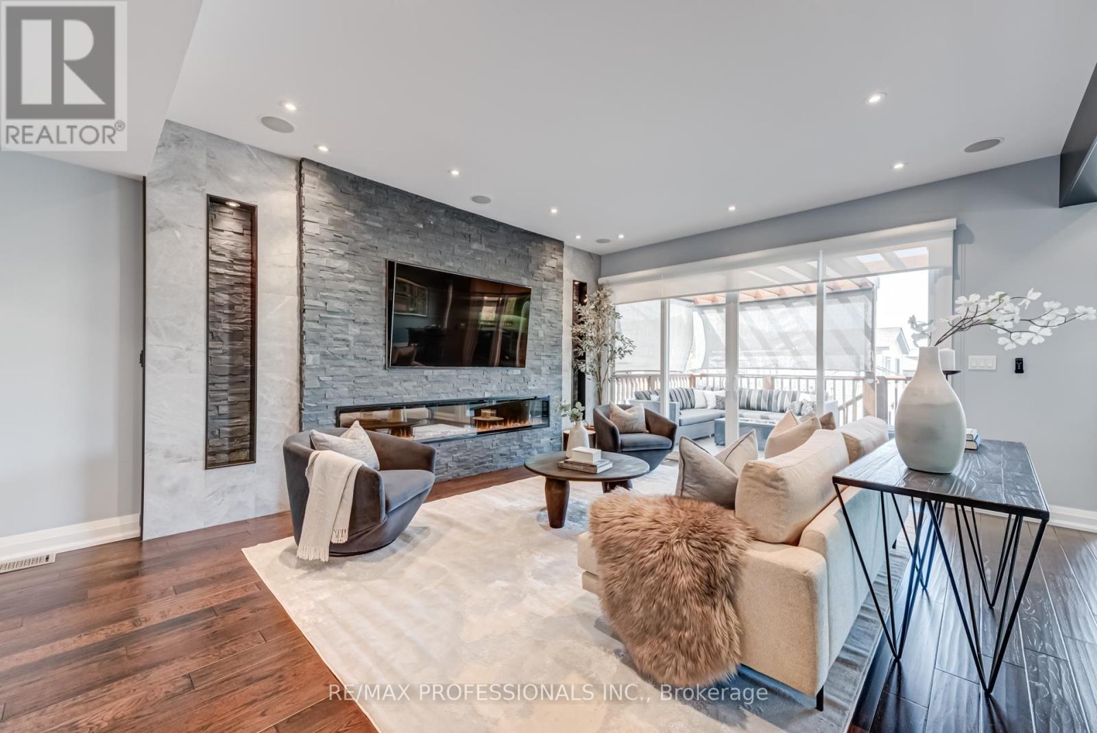 372 Silverthorne Avenue, Toronto (Keelesdale-Eglinton West), Ontario  M6M 3G9 - Photo 5 - W12143022