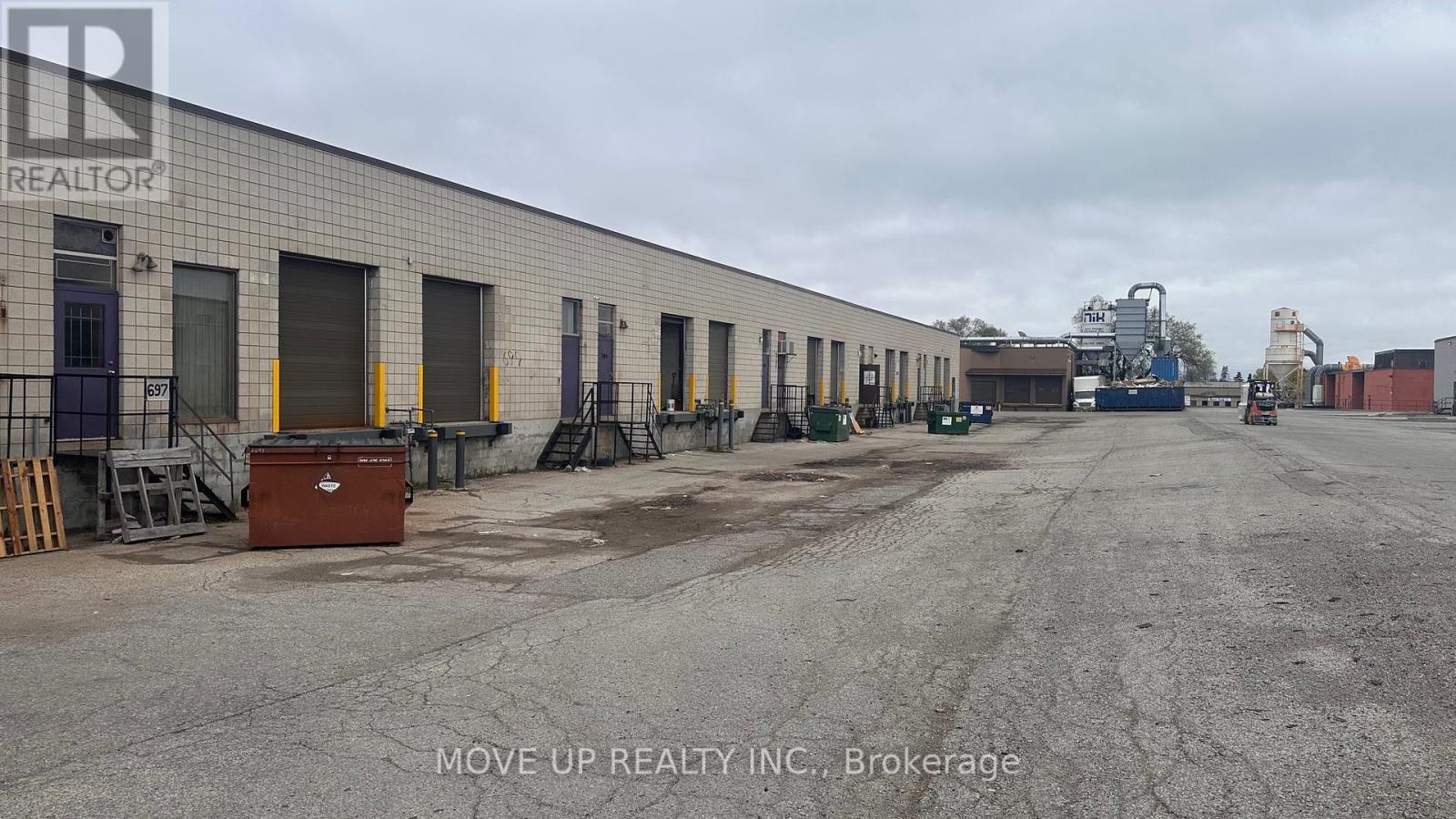 697 Petrolia Road, Toronto (York University Heights), Ontario  M3J 2N6 - Photo 6 - W12143033