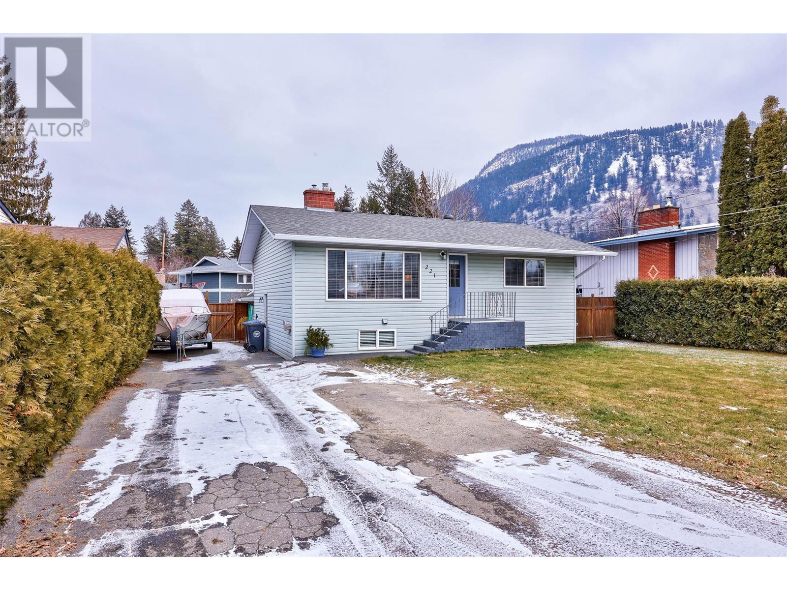 Property at 221 Birch Street image 3