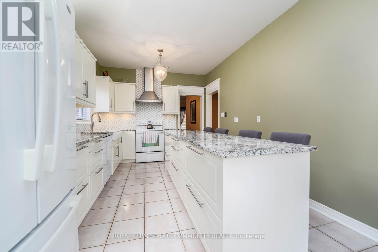 124 Rushbrook Drive, Newmarket, Ontario  L3X 2E4 - Photo 10 - N12143067