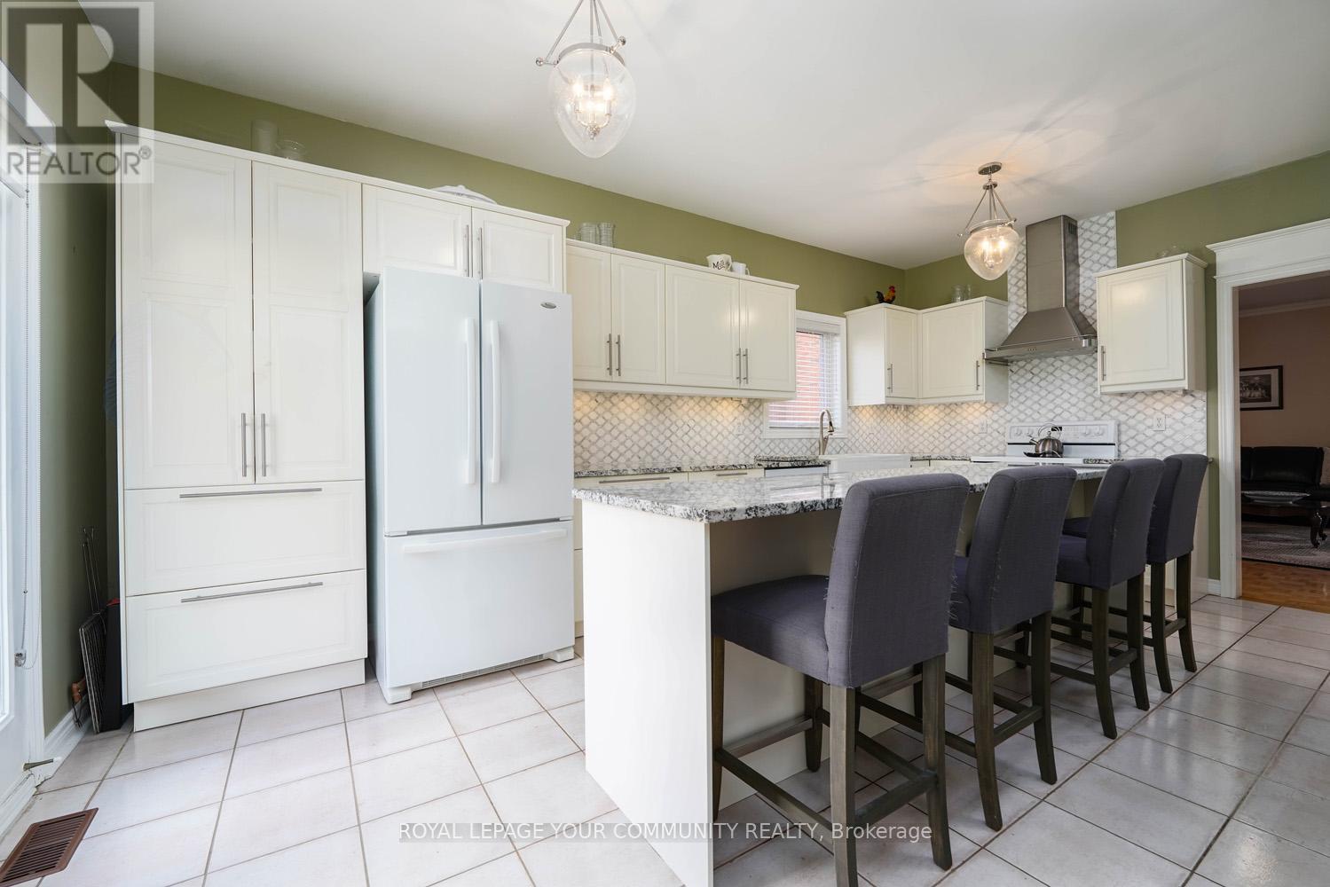 124 Rushbrook Drive, Newmarket, Ontario  L3X 2E4 - Photo 11 - N12143067