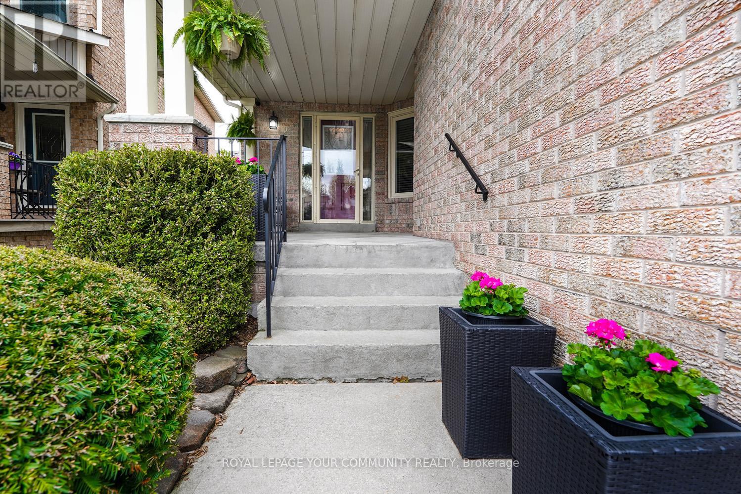 124 Rushbrook Drive, Newmarket, Ontario  L3X 2E4 - Photo 3 - N12143067