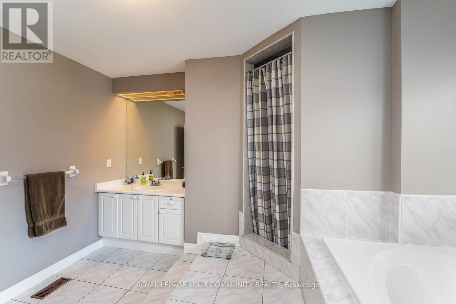 124 Rushbrook Drive, Newmarket, Ontario  L3X 2E4 - Photo 33 - N12143067