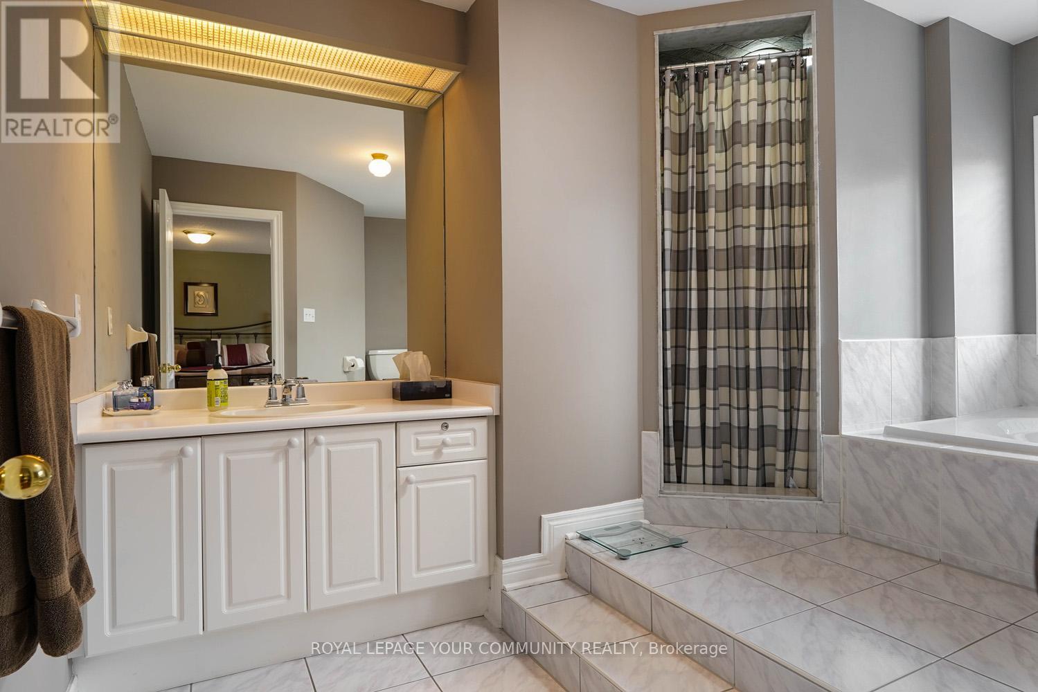 124 Rushbrook Drive, Newmarket, Ontario  L3X 2E4 - Photo 34 - N12143067