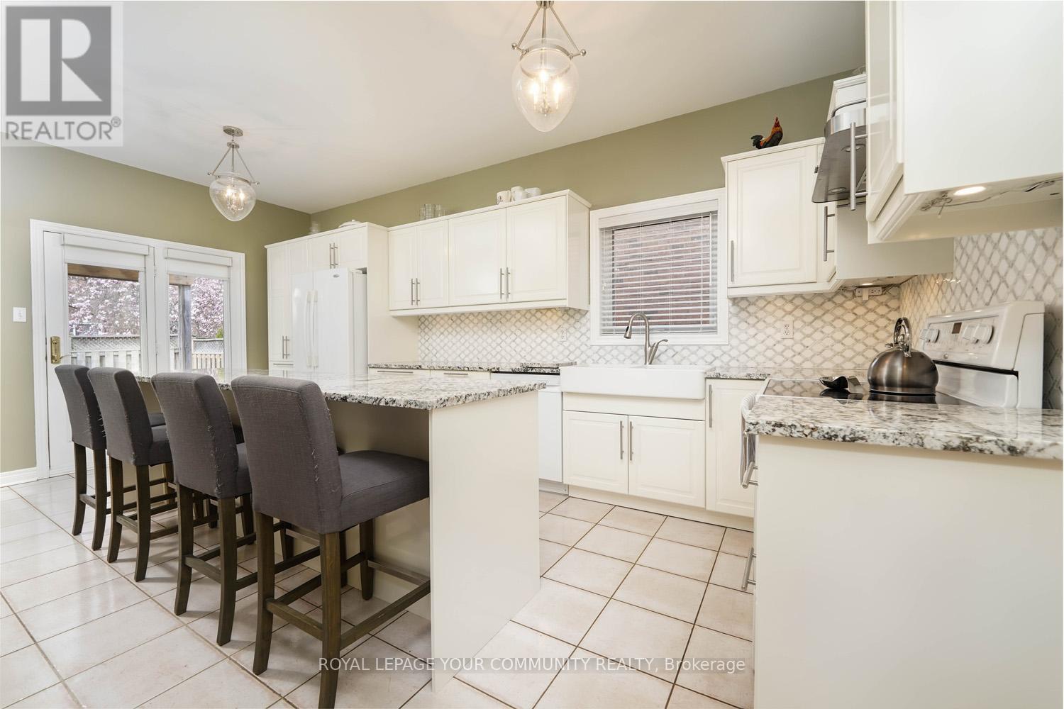 124 Rushbrook Drive, Newmarket, Ontario  L3X 2E4 - Photo 9 - N12143067