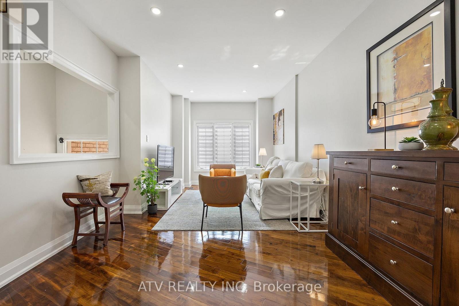 Property at 6 BLUEWATER COURT image 4