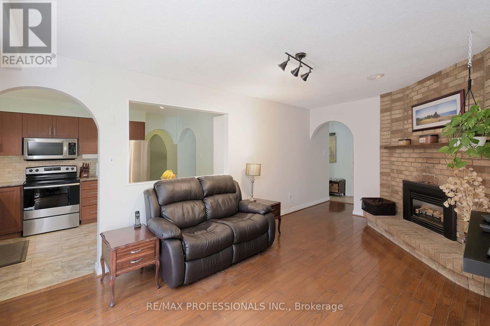 7 Dalzell Avenue, Brampton, Ontario  L6Z 1H1 - Photo 11 - W12143070