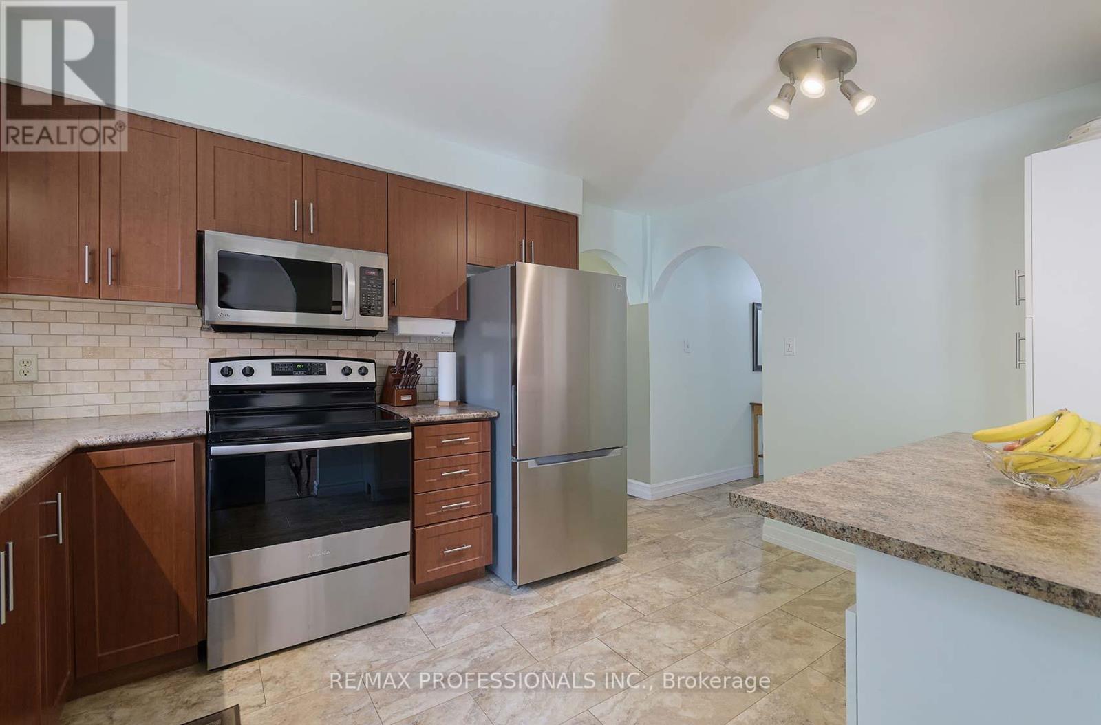 7 Dalzell Avenue, Brampton, Ontario  L6Z 1H1 - Photo 15 - W12143070