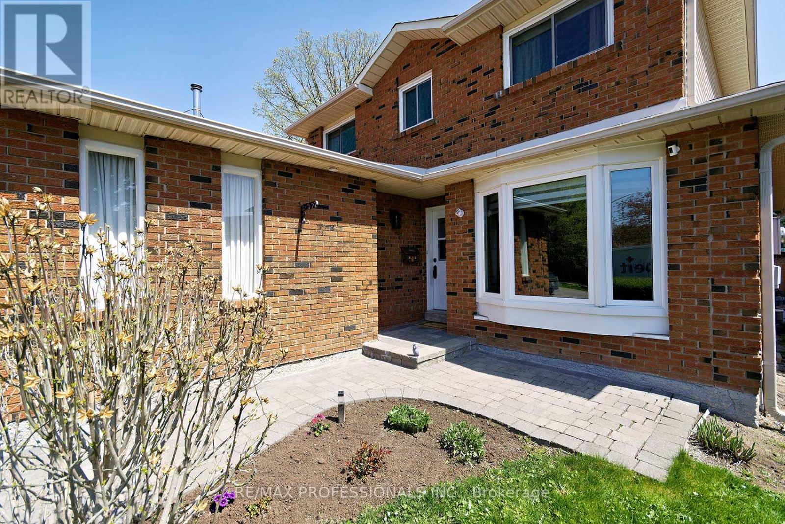 7 Dalzell Avenue, Brampton, Ontario  L6Z 1H1 - Photo 3 - W12143070