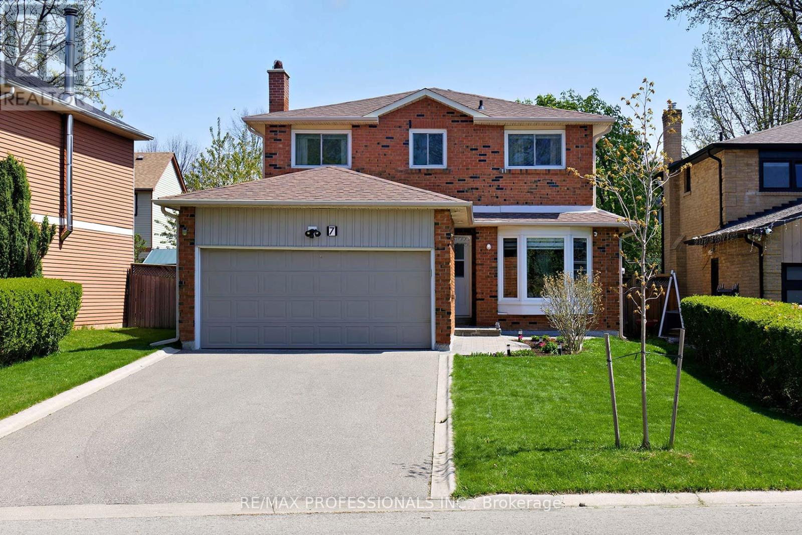 7 Dalzell Avenue, Brampton, Ontario  L6Z 1H1 - Photo 4 - W12143070