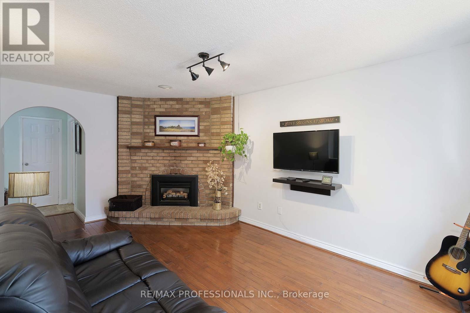 7 Dalzell Avenue, Brampton, Ontario  L6Z 1H1 - Photo 9 - W12143070