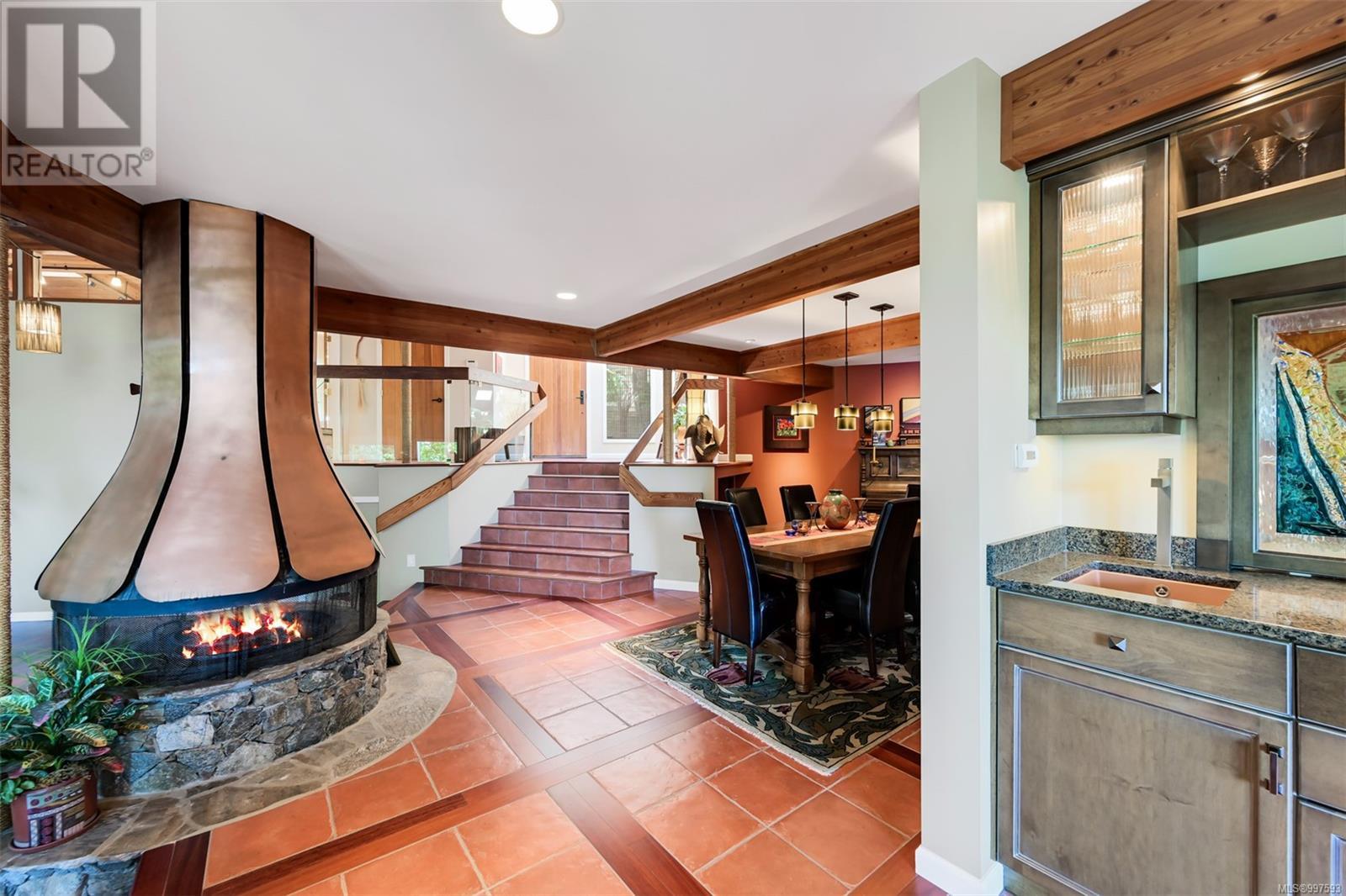 2248 Arbutus Rd, Saanich, British Columbia  V8N 1V3 - Photo 10 - 997593