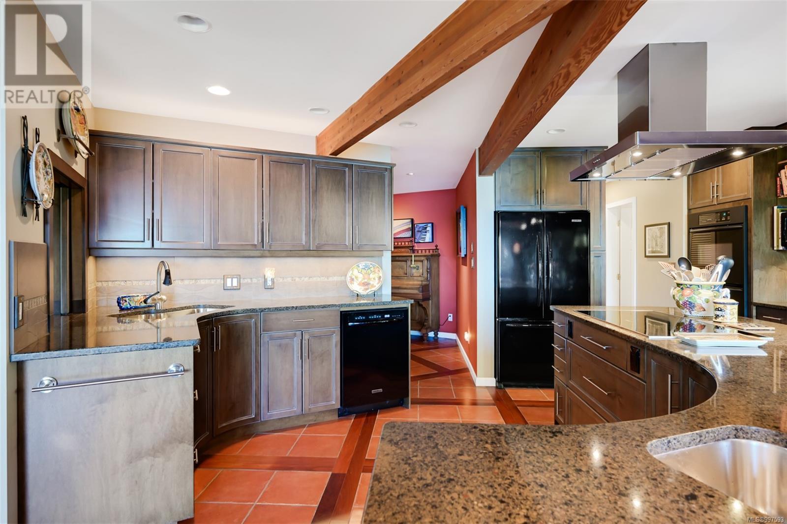 2248 Arbutus Rd, Saanich, British Columbia  V8N 1V3 - Photo 24 - 997593