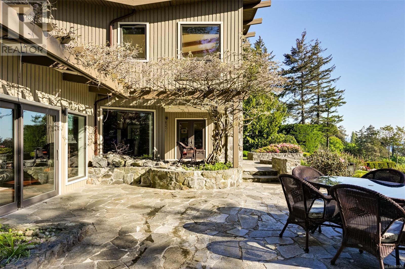 2248 Arbutus Rd, Saanich, British Columbia  V8N 1V3 - Photo 29 - 997593