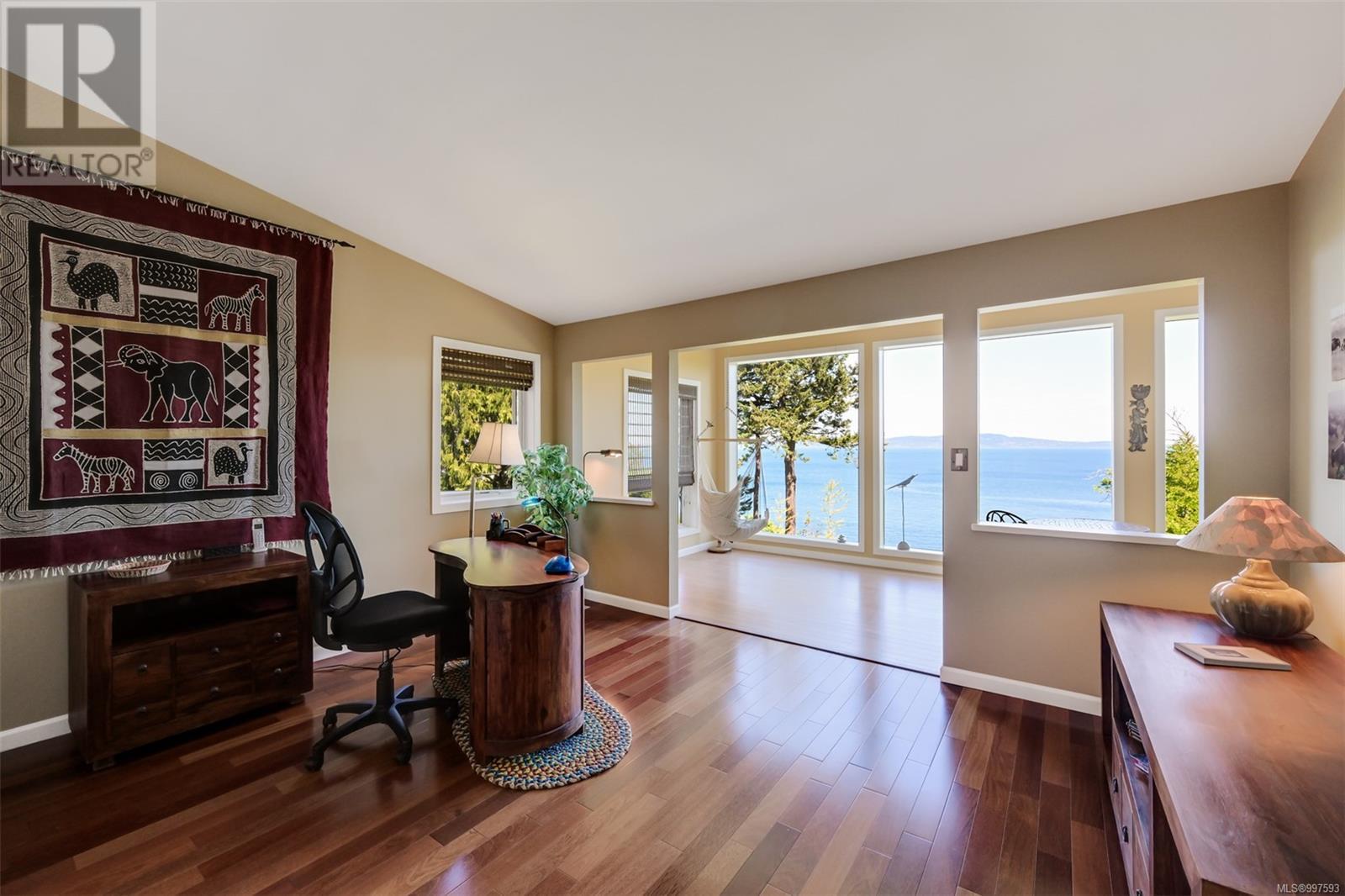 2248 Arbutus Rd, Saanich, British Columbia  V8N 1V3 - Photo 43 - 997593