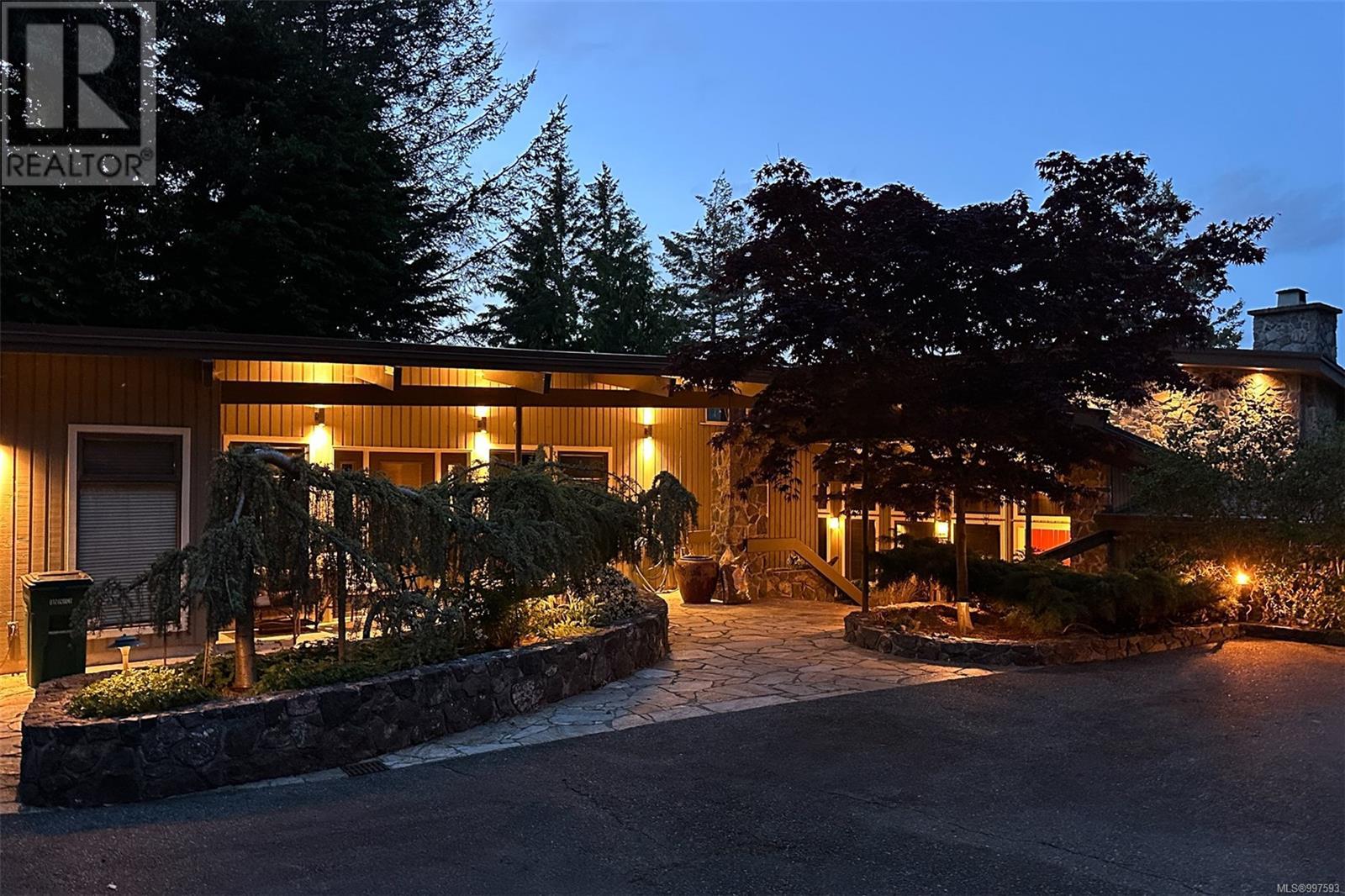 2248 Arbutus Rd, Saanich, British Columbia  V8N 1V3 - Photo 66 - 997593