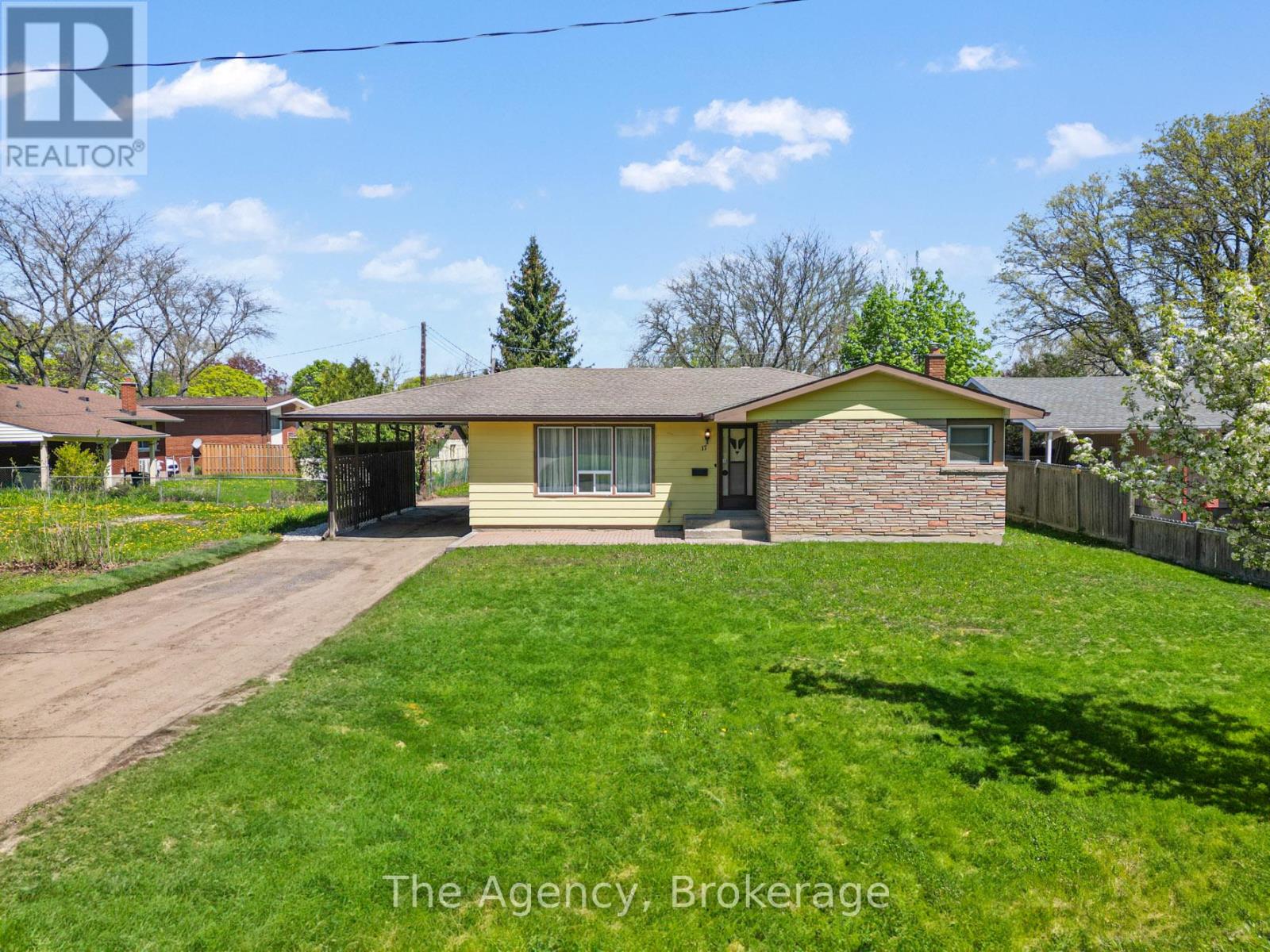17 Victor Boulevard, St. Catharines, Ontario  L2T 2B4 - Photo 2 - X12143149