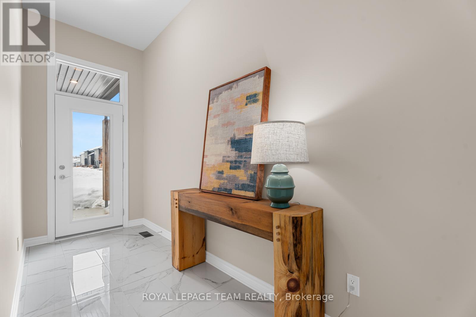 569 Paakanaak Avenue, Ottawa, Ontario  K1X 0H3 - Photo 2 - X12071036
